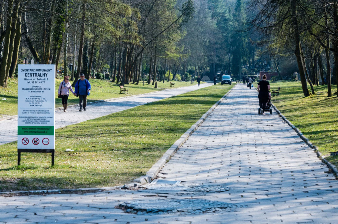 Koronawirus w Trójmieście. Zamiast po parku, plaży czy lesie ludzie spacerują po cmentarzach