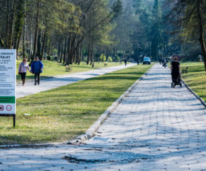 Koronawirus w Trójmieście. Zamiast po parku, plaży czy lesie ludzie spacerują po cmentarzach