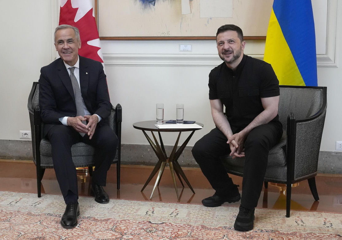 Tak Zełenski prezentuje się na salonach. Wszystkie stroje prezydenta Ukrainy