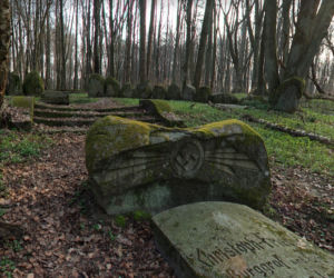 Pseudomegalityczny cmentarz Dohnów na Mazurach [GALERIA]