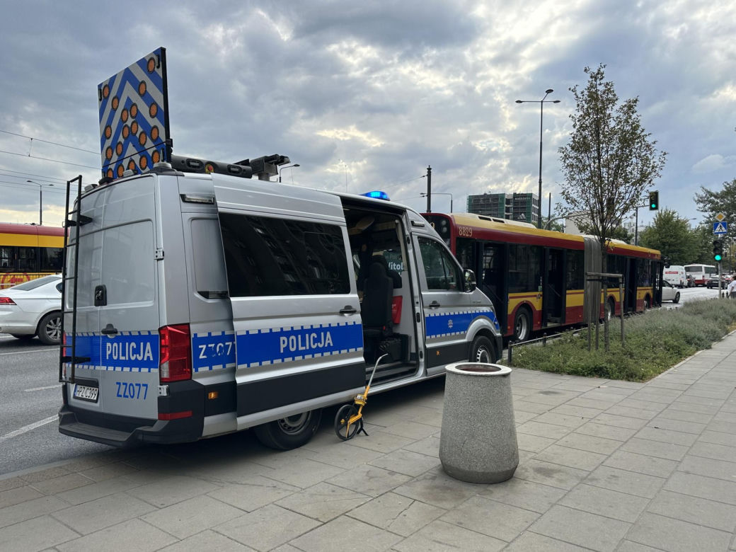  4-latek ciągnięty przez autobus miejski! Drzwi pojazdu przycięły nóżkę dziecku