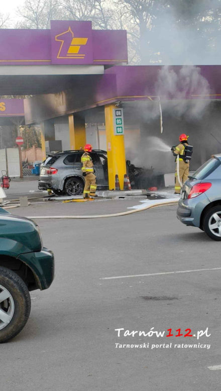 Tarnów. Ogromny pożar na stacji paliw. 47-latek z bmw staranował dystrybutory [ZDJĘCIA]