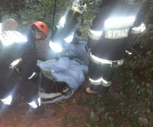 SZOKUJĄCY wypadek w Łososinie Dolnej. Paralotniarz spadł na ziemię z dużej wysokości 