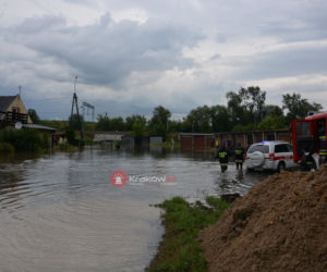 Kraków: rzeka Drwinka wystąpiła z koryta