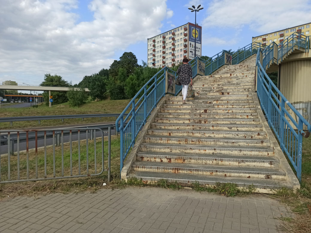 Rowerzyści z nowej ścieżki trafią... na schody