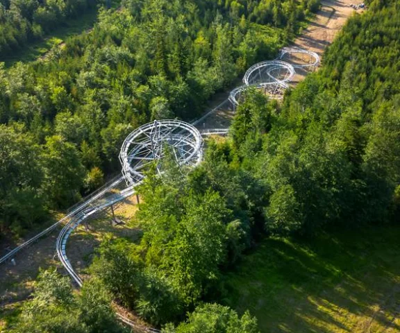 Nowy rollercoaster w sercu Beskidów. Nowa atrakcja przyciąga tłumy turystów