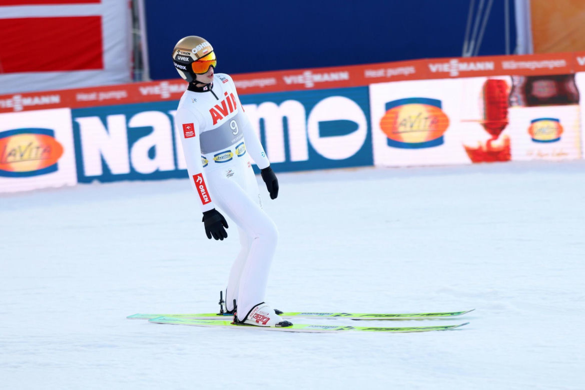 Kacper Tomasiak zaliczył dramatycznie wyglądający upadek w Vikersund