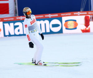 Kacper Tomasiak zaliczył dramatycznie wyglądający upadek w Vikersund