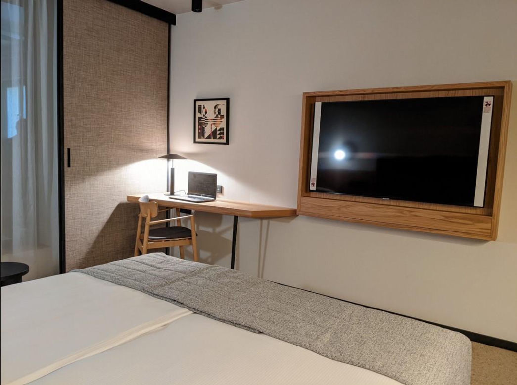 Qubus Hotel Katowice i jego nowoczesne wnętrza. Jest drewno, szkło i wełna