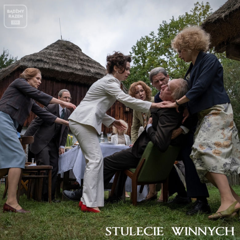 Stulecie Winnych 4 odc. 49. Władek (Arkadiusz Janiczek), Jasiek (Patryk Szwichtenberg), Michelle (Maria Pawłowska), Basia (Kamila Bujalska), Ania (Urszula Grabowska)