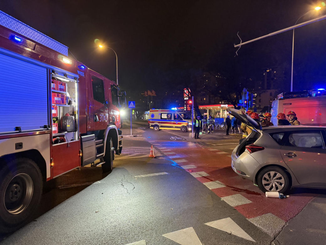 Jechał z żoną i dzieckiem, wylądował na słupie. Próbował zrzucić winę na ukochaną. Alkomat oszalał