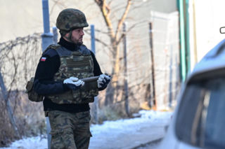 Akcja służb i zatrzymanie mężczyzny. Militarny arsenał w kamienicy w Zawierciu