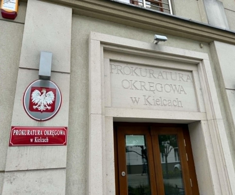 Budynek Prokuratury Okręgowej w Kielcach z godłem Polski. O zarzutach dla 19-latka przeczytasz na Eska Kielce.