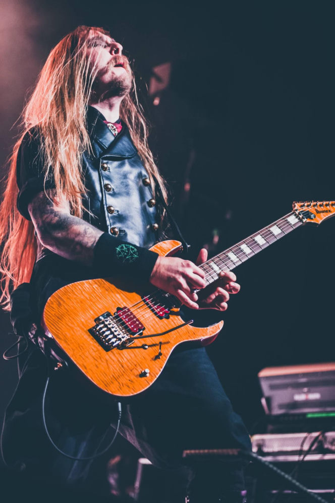 Skrupulatnie wyreżyserowany groteskowy spektakl okraszony nutą surrealizmu – Avatar zawładną Warszawą [RELACJA]