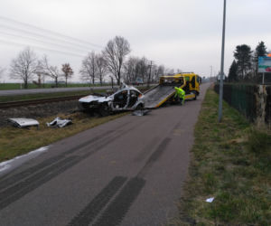 Koszmar na przejeździe kolejowym w Łysomicach koło Torunia. Nie żyje mężczyzna