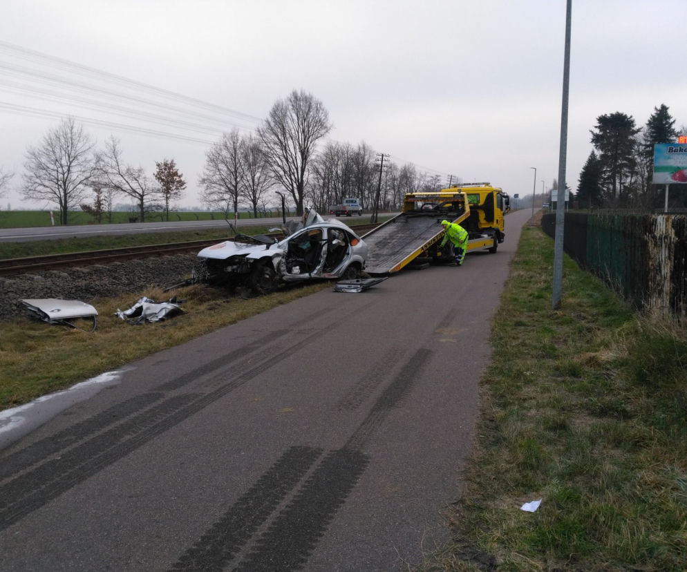 Koszmar na przejeździe kolejowym w Łysomicach koło Torunia. Nie żyje mężczyzna