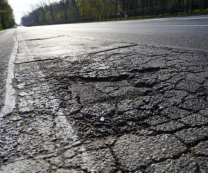 Drogowcy wyremontują dziurawy wlot do Warszawy. Do tej pory nie było na to pieniędzy 