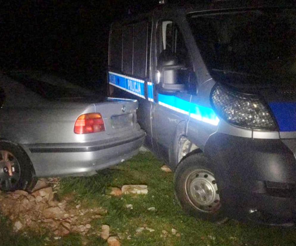 BMW uderzyło w policyjny radiowóz