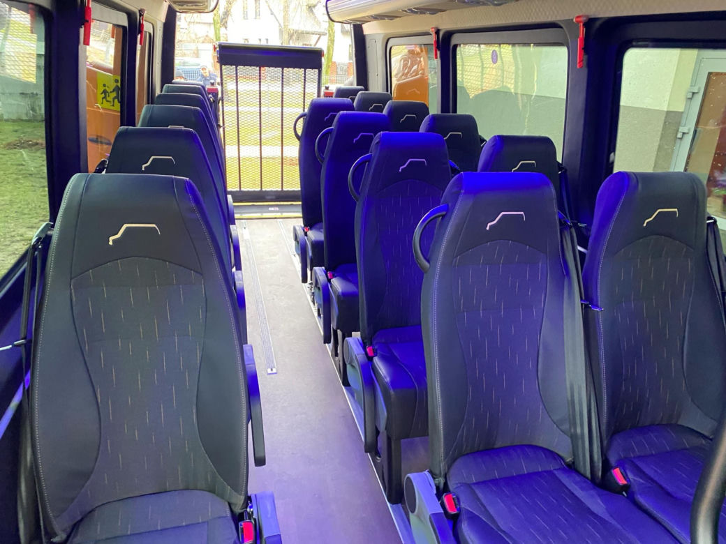 Ułatwi transport dzieci z niepełnosprawnościami. Nowy bus trafił do SOSW w Siedlcach