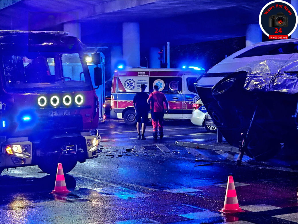 Fatalny wypadek w Warszawie. Bus wywrócił się na drodze, wielu rannych 