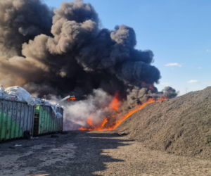 Pożar w zakładzie utylizacji opon w Rożentalu