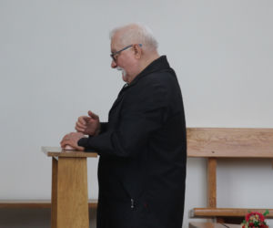 Wałęsa nie uwzględnia drożyzny bo nadal daje ubogim 10 zł 