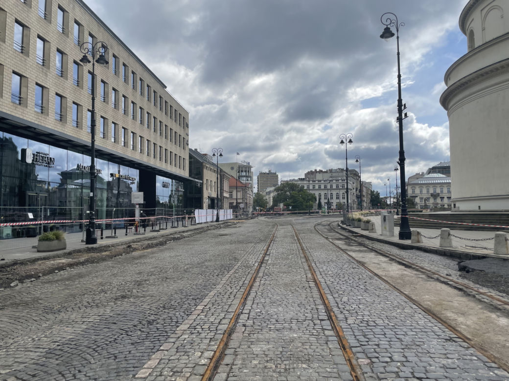 PRZEBUDOWA PLACU TRZECH KRZYŻY. DROGOWCY ODKOPALI ZABYTKOWY BRUK I TORY TRAMWAJOWE
