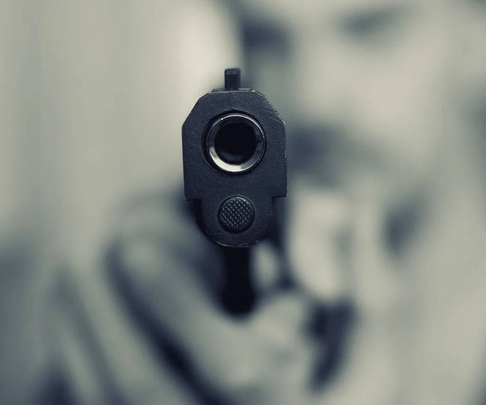HORROR na Śląsku! Pijany SZALENIEC mierzył pistoletem w kierunku ojca z dzieckiem