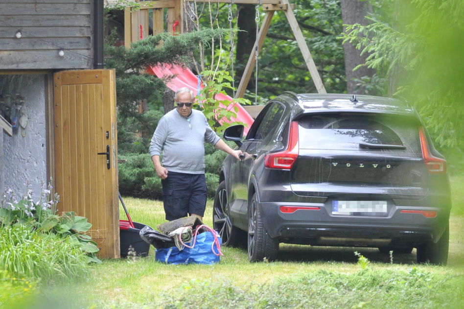 Marek Kondrat sprząta śmieci na działce na Mazurach
