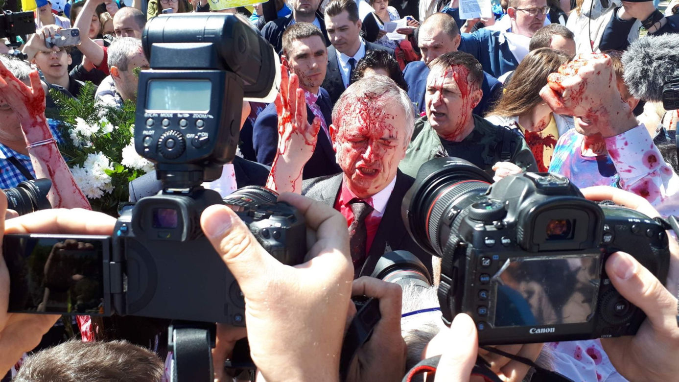 Chlusnęli ambasadorowi czerwoną farbą prosto w twarz