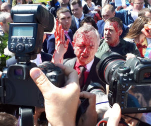 Ambasador Rosji oblany krwią. Skandal na cmentarzu żołnierzy radzieckich w Warszawie 