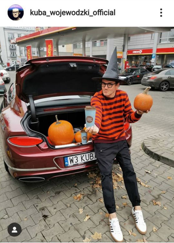 Kuba Wojewodzki w samochodzie Anny Muchy. Internauci dopatrzyli się, że Kuba ma 2 kawy. Są pewnie, że druga jest dla Ani.