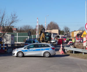 Koszmarny wypadek w Strzemieszycach. Samochód z impetem uderzył w koparkę. Lądował LPR