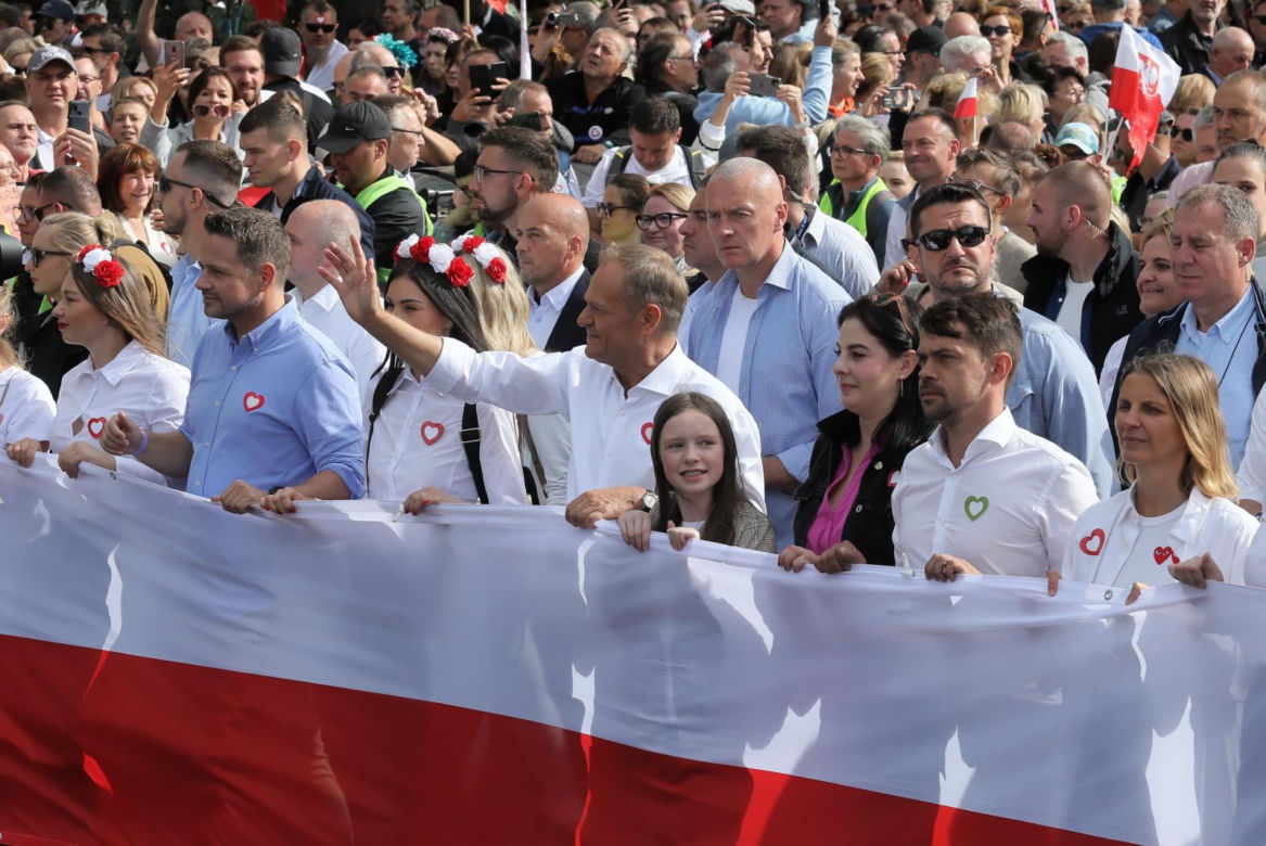 Ruszył Marsz Miliona Serc! Ogromne tłumy Polaków na ulicach Warszawy [ZDJĘCIA]