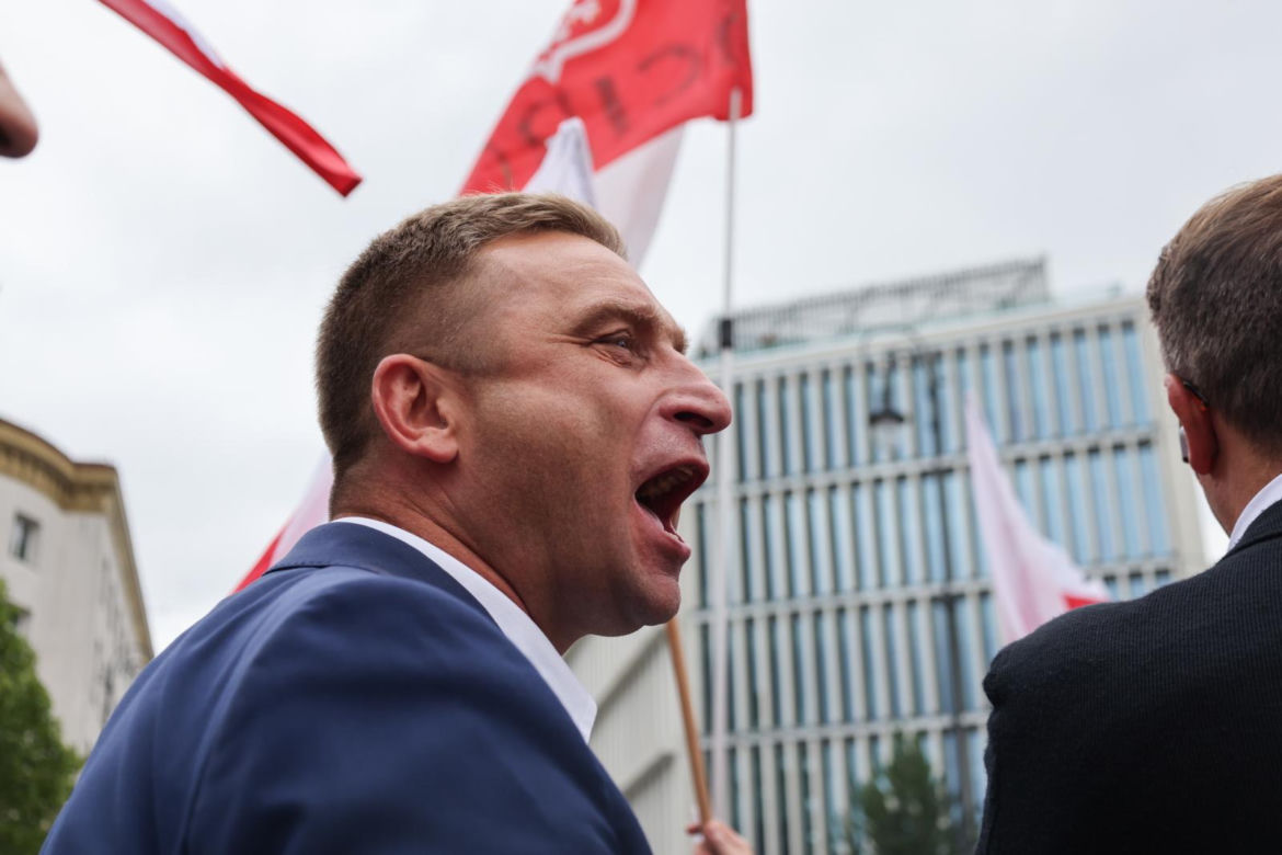 Robert Bąkiewicz przed Sejmem wśród zwolenników Karola Nawrockiego