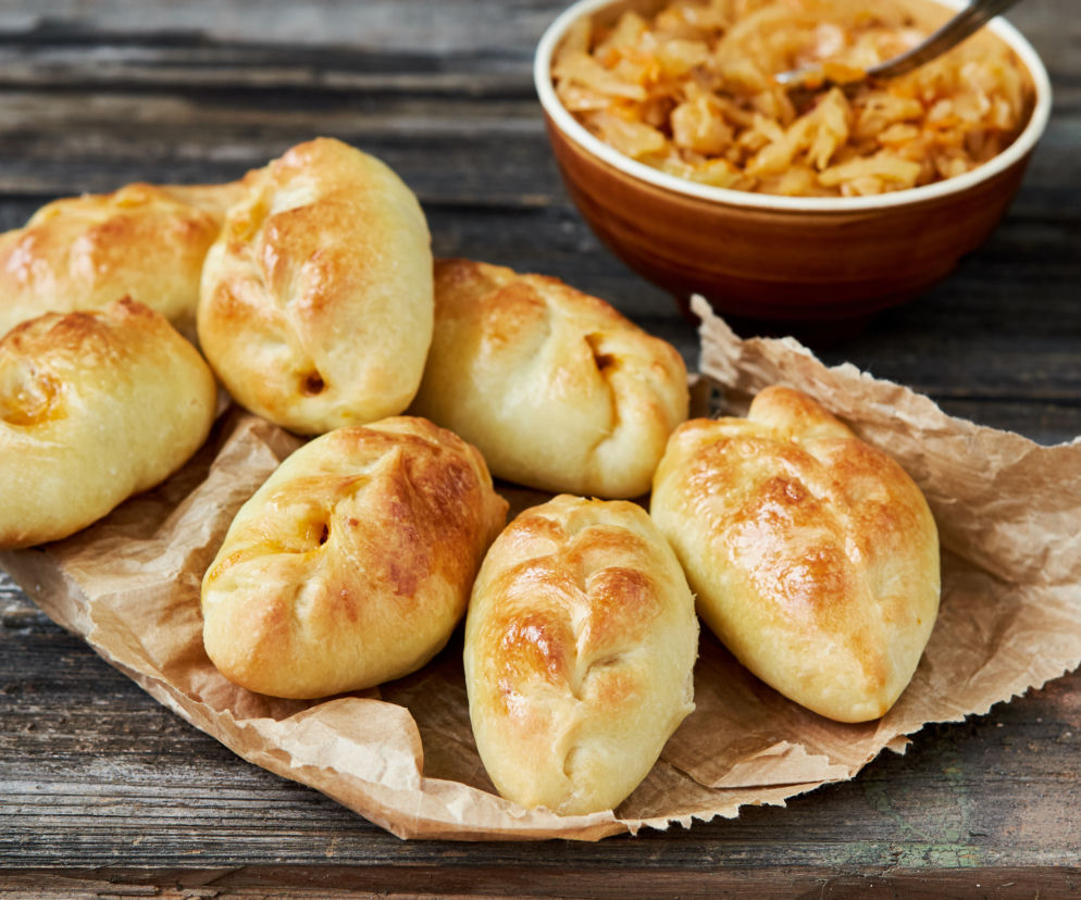 Pieczone pierogi z kapustą i grzybami