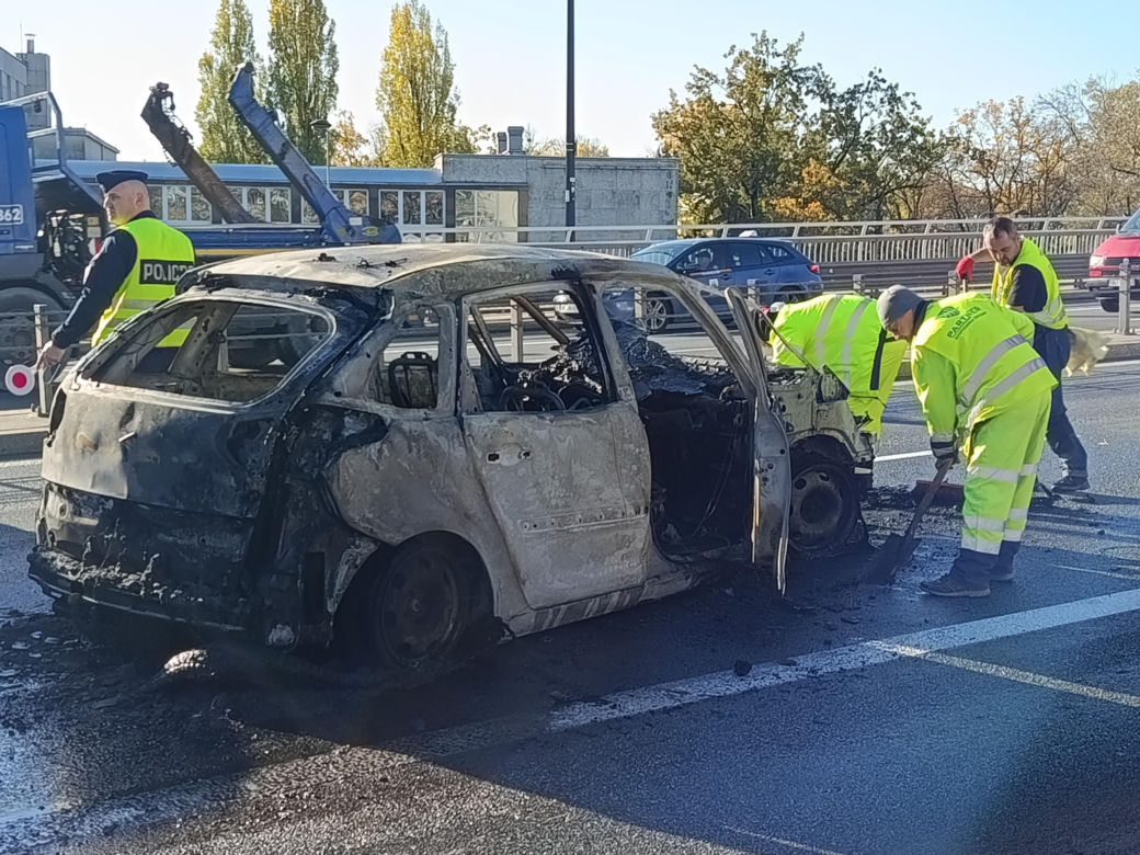 Pożar osobówki na Trasie Łazienkowskiej