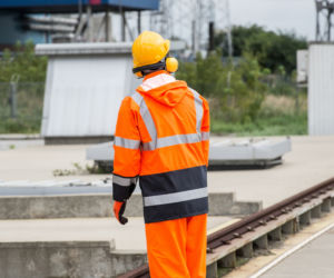 Łopata w ręku, promile w głowie. Ucieczka zakończona w krzakach