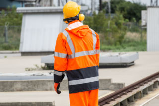 Łopata w ręku, promile w głowie. Ucieczka zakończona w krzakach