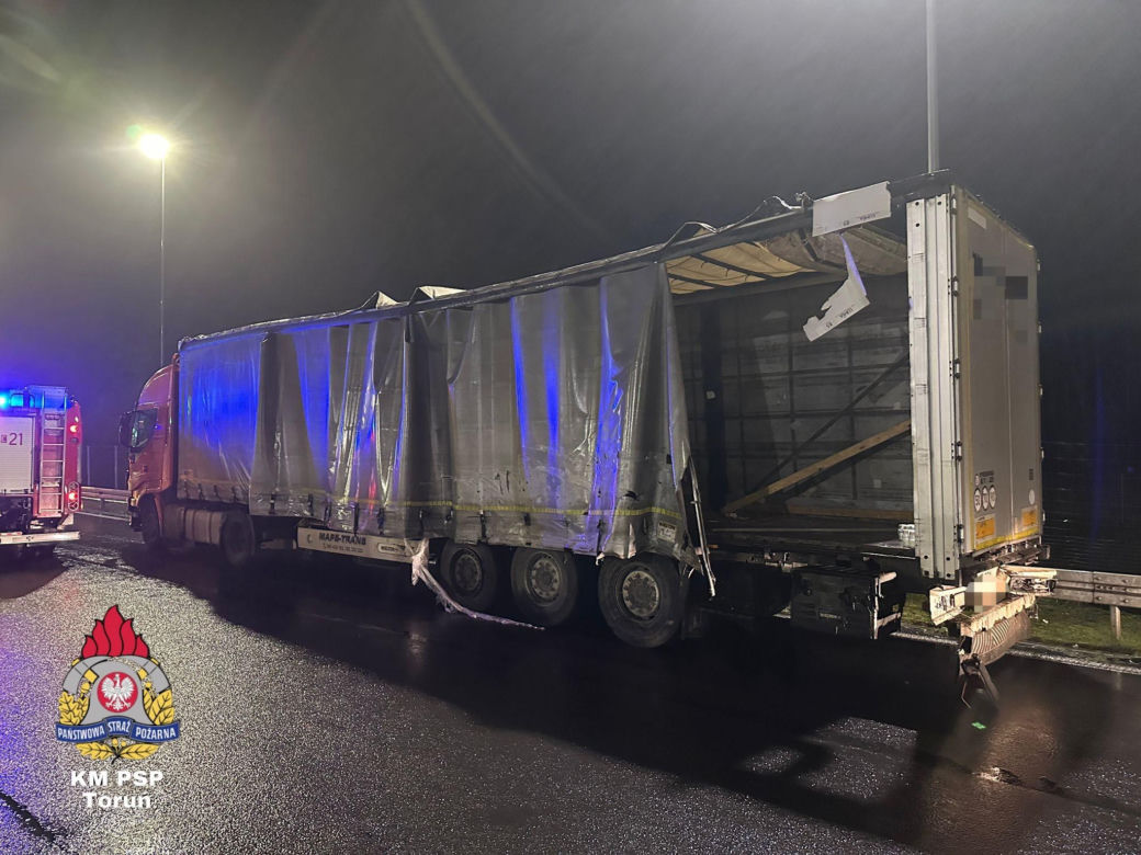 Wypadek pod Toruniem. Znicze wysypały się na drogę
