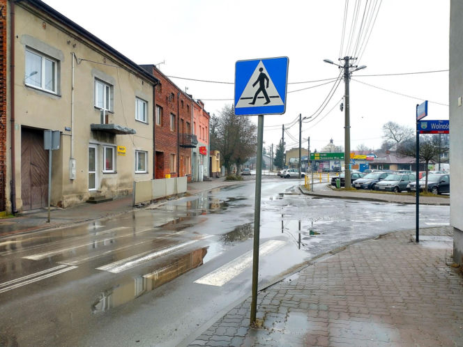 To jedno z najpiękniejszych miast województwa łódzkiego. Leży blisko słynnego Tomaszowa