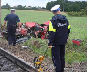 Trzebień: Tragedia na przejeździe kolejowym. Kierowca nie żyje (FOTO!)