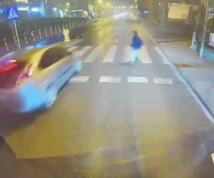 Pirat w Fordzie omal nie staranował pieszego na pasach