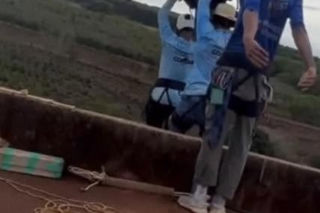 Horror podczas skoku na bungee! Zapomnieli o linie