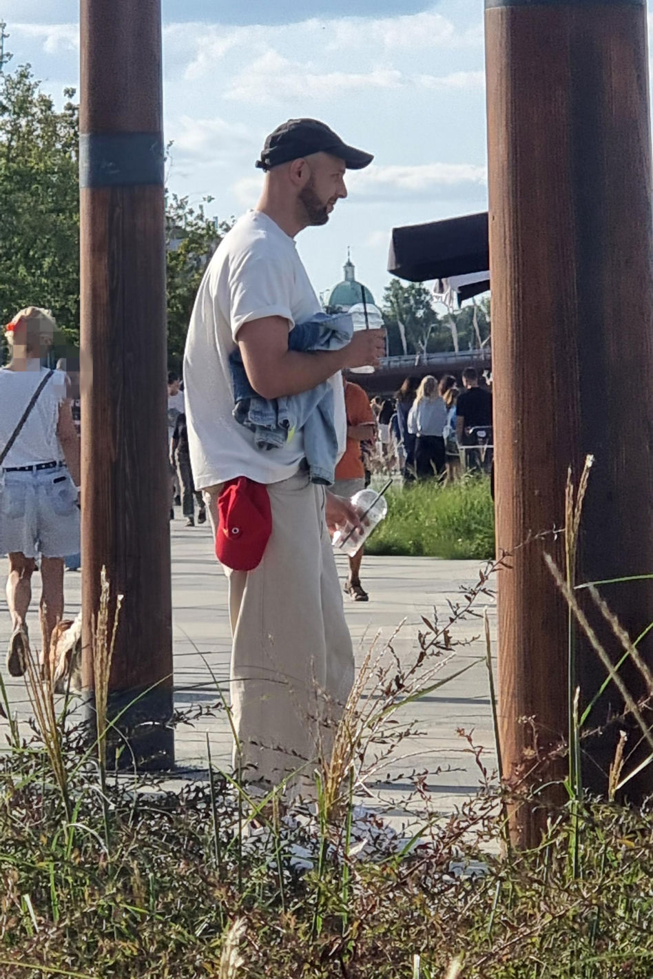 Maciej Pela z córeczkami nad Wisłą