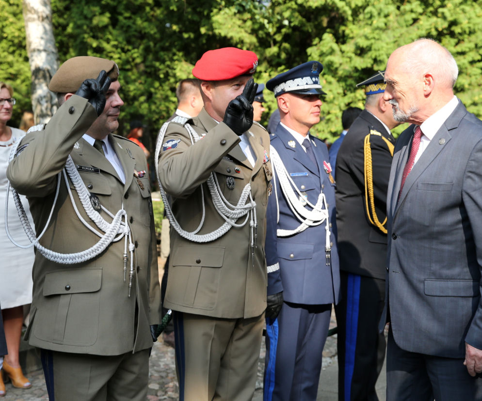 Generałowie wciąż salutują Macierewiczowi