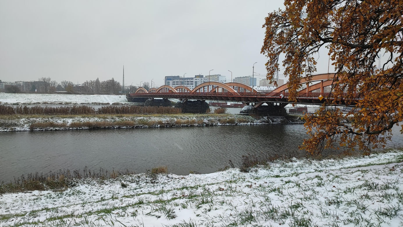 Wrocław pod śniegiem. Trudne warunki na drogach, korki, opóźnienia i awarie