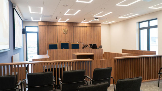 Sala sądowa w Wyższej Szkole Biznesu