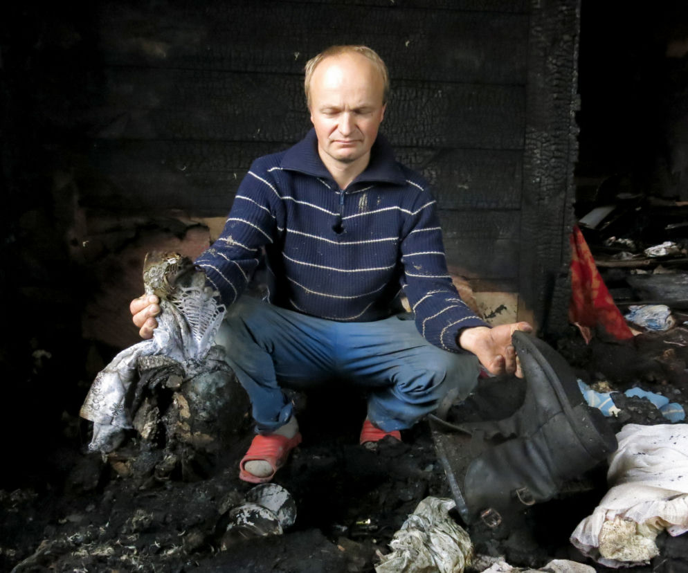 Marek Kierzkowski we wnętrzu swojego spalonego domu