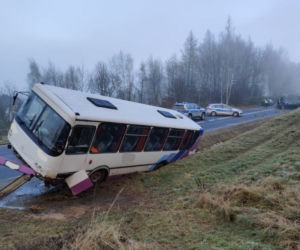 Bystrowice: Autobus uderzył w DWA auta! Było ślisko, policjanci apelują do kierowców